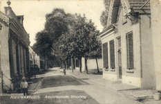 13802 Gezicht in de Rijksstraatweg met bebouwing te Nieuwersluis (gemeente Loenen aan de Vecht) uit het noordoosten